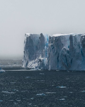 Foto de Paisaje natural antártico con icebergs en el fiordo de hielo antártico durante el sol de medianoche. Ilulissat, West Greenland. Calentamiento global y concepto de cambio climático - Imagen libre de derechos