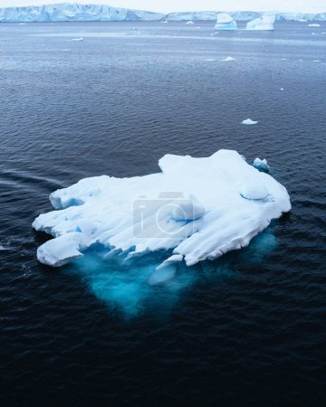 Téléchargez les photos : Paysage naturel antarctique avec icebergs au Groenland icefjord pendant le soleil de minuit. Antarctique, Ilulissat, ouest du Groenland. Concept de réchauffement climatique et de changement climatique. Photographie - en image libre de droit