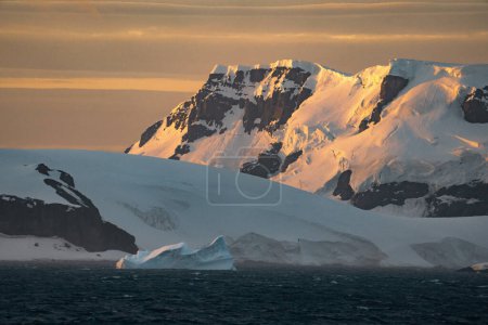 Téléchargez les photos : Bel iceberg flottant dans l'eau. Photo prise au coucher du soleil en Antarctique et dans l'Arctique du Groenland. Réchauffement climatique et changement climatique et concept de voyage - en image libre de droit