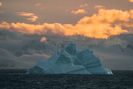 Téléchargez les photos : Bel iceberg flottant dans l'eau. Photo prise au coucher du soleil en Antarctique et dans l'Arctique du Groenland. Réchauffement climatique et changement climatique et concept de voyage - en image libre de droit