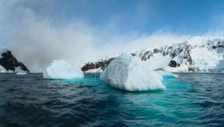 Foto de Paisaje natural antártico con témpanos en el fiordo de hielo de Groenlandia durante el sol de medianoche. Antártida, Ilulissat, Groenlandia Occidental. Calentamiento global y concepto de cambio climático. Foto: - Imagen libre de derechos