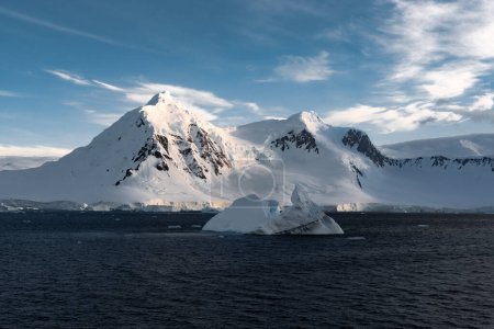 Foto de Hermosas montañas cubiertas de nieve contra el cielo del atardecer en la Antártida. Calentamiento global y concepto de viaje para el cambio climático. Groenlandia ártica - Imagen libre de derechos