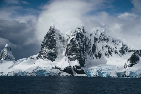 Foto de Paisaje de montañas nevadas y costas heladas del Canal Lemaire en la Península Antártica, Antártida. Calentamiento global y concepto de cambio climático. Foto tomada en la Antártida. - Imagen libre de derechos