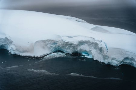 Foto de Un iceberg flotante en la península antártica, antártica y Groenlandia ártica. Calentamiento global y concepto de oportunidad climática. Iceberg con agujero. Foto tomada en la Antártida. - Imagen libre de derechos