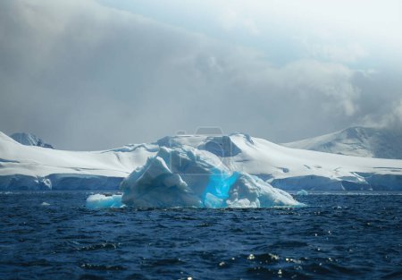 Foto de Paisaje natural antártico con témpanos en el fiordo de hielo de Groenlandia durante el sol de medianoche. Antártida, Ilulissat, Groenlandia Occidental. Calentamiento global y concepto de cambio climático. Foto: - Imagen libre de derechos