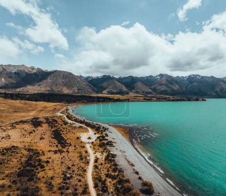 Téléchargez les photos : Lac Pukaki et lac Ben Ohau vue depuis le Glentanner Park Centre près du mont Cook sur fond de ciel bleu avec nuages enneigés Alpes du Sud. Photo prise en Nouvelle-Zélande. - en image libre de droit
