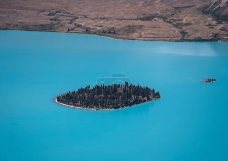 Foto de Lago Tekapo e Isla Motuariki, isla Motuariki desde arriba, plano aéreo del Lago Tekapo e Isla Motuariki, País Mackenzie, Isla Sur Nueva Zelanda
. - Imagen libre de derechos