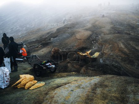 Foto de Trozos de azufre crudo o azufre después de la extracción de Kawah Ijen, un volcán en Java Oriental, Indonesia. El azufre es importante para ser utilizado en muchas otras industrias - Imagen libre de derechos