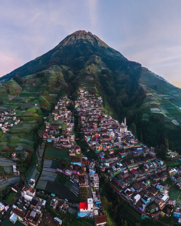 Foto de Vista aérea La belleza de construir casas en el campo de la ladera de la montaña en la mañana. Nepal van Java es un tour rural en las laderas del monte Sumbing, Java Central - Imagen libre de derechos