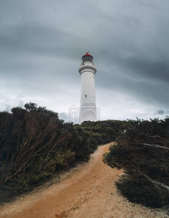 Foto de Split Point Lighthouse es un faro cerca de Aireys Inlet, una pequeña ciudad en Great Ocean Road en Victoria, Australia. El Gran Paseo del Océano conduce al faro - Imagen libre de derechos