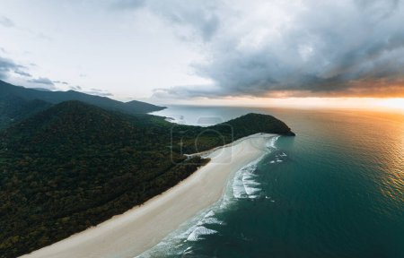 Téléchargez les photos : Une vue aérienne de Myall Beach au cap Tribulation dans le parc national de daintree dans le nord tropical du Queensland, Australi - en image libre de droit