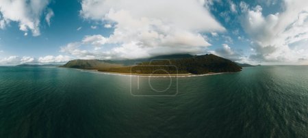 Téléchargez les photos : Panorama Cape Tribulation vue aérienne de Myall Beach au parc national Daintree dans le nord tropical du Queensland, Australie. - en image libre de droit