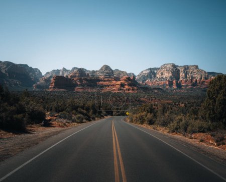 Téléchargez les photos : Vue sur l'autoroute vers les montagnes de Sedona, Arizona. La montagne Bell Rock and Cathedral est une butte située juste au nord du village d'Oak Creek, en Arizona, au sud de Sedona, dans le comté de Yavapai. - en image libre de droit