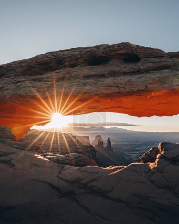 Foto de Vista a través de Natural Arch, Mesa Arch, Sunrise, Grand View Point Road, Island in the Sky, Canyonlands National Park, Moab, Utah, Estados Unidos, Norteamérica. Foto tomada en Estados Unidos. - Imagen libre de derechos