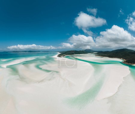 Téléchargez les photos : Vue aérienne par drone de Whitehaven Beach dans les Whitsundays, Queensland, Australie. Photo prise en Australie - en image libre de droit