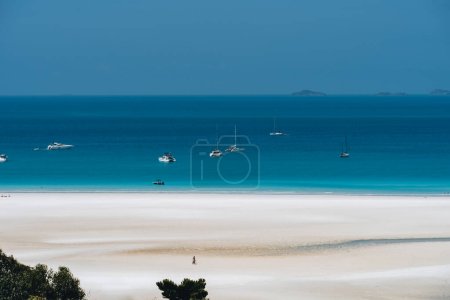 Téléchargez les photos : Vue aérienne par drone de Whitehaven Beach dans les Whitsundays, Queensland, Australie. Photo prise en Australie - en image libre de droit