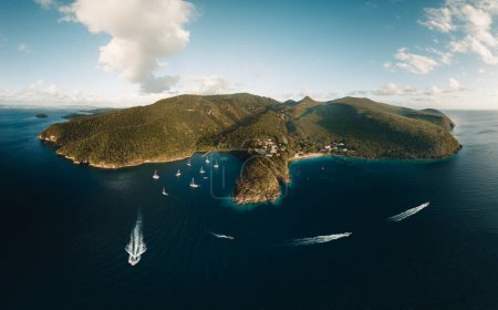 Foto de Foto panorámica del dron aéreo de Martinica, isla caribeña, con veleros, agua turquesa y cielo azul nublado en el fondo. Foto tomada en Martinica. - Imagen libre de derechos