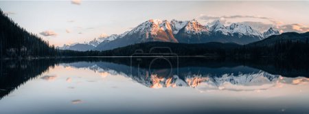 Foto de Salida del sol en el lago Pirámide, Parque Nacional Jasper, Montañas Rocosas Canadienses Alberta, Canadá - Imagen libre de derechos