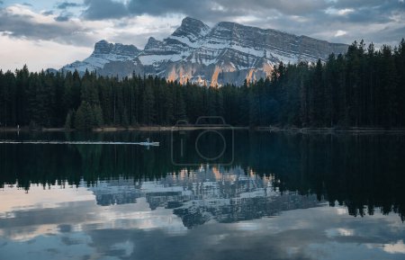 Foto de Hermoso atardecer o amanecer sobre Two Jack Lake, Banff National Park, Alberta, Canadá. Vermilion Lakes y Mount Rundle en segundo plano. Concepto de viaje de aventura. hoto tomada en Canadá. - Imagen libre de derechos