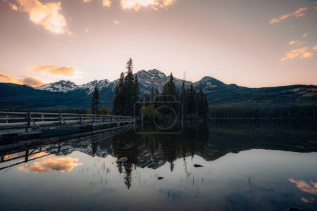 Téléchargez les photos : Lac Pyramid et île Pyramid dans le parc national Jasper, Alberta, Canada - en image libre de droit