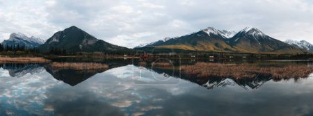 Téléchargez les photos : Mt rundle et vermillion de lacs avec des trains colorés. Montagnes rocheuses, banff, alberta, canada. - en image libre de droit