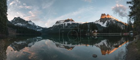 Foto de Emerald Lake lodge es uno de los lugares más fotogénicos de las Rocosas canadienses. Está situado en medio de la nada entre montañas. Parque Nacional Yoho, Hermosa Columbia Británica, Canadá - Imagen libre de derechos