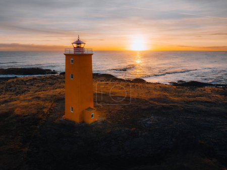 Téléchargez les photos : Photo aérienne d'un drone du phare orange sur le bord de mer en Islande. Côte ouest islandaise et le phare de la péninsule Snaefellsnes paysage islandais en été. Voyage en Islande - en image libre de droit