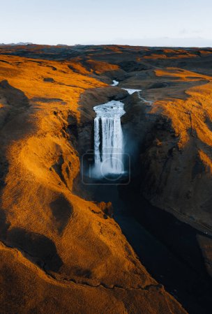 Foto de Islandia. Vista aérea de la cascada de Skogafoss. Paisaje en Islandia desde el aire. Famoso lugar en Islandia. Paisaje de drone. Concepto de viaje. Puesta y salida del sol. Luz suave - Imagen libre de derechos