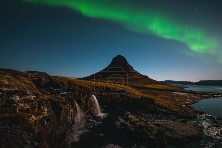 Téléchargez les photos : Northern Light, Aurora borealis à Kirkjufell en Islande. Kirkjufell montagnes en hiver - en image libre de droit