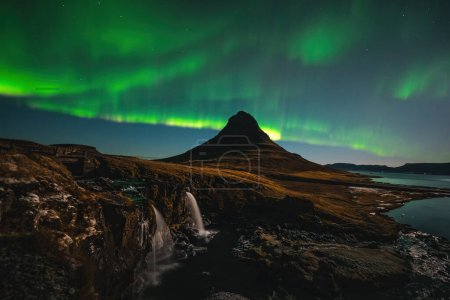 Téléchargez les photos : Northern Light, Aurora borealis à Kirkjufell en Islande. Kirkjufell montagnes en hiver - en image libre de droit