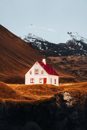Téléchargez les photos : Maison isolée sur la côte à Arnastapi, un village de pêcheurs sur la péninsule de Snaefellsnes dans l'ouest de la iceland - en image libre de droit