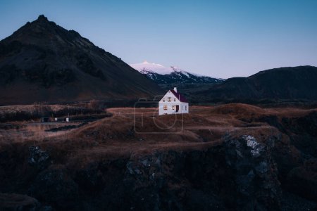 Téléchargez les photos : Maison isolée sur la côte à Arnastapi, un village de pêcheurs sur la péninsule de Snaefellsnes dans l'ouest de la iceland - en image libre de droit