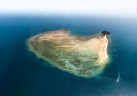 Panorama-Drohnenaufnahme von Langford Island in der Nähe von Hayman Island, einem Luxusresort in der Whitsunday Islands-Gruppe in der Nähe des Great Barrier Reef, Queensland, Australien