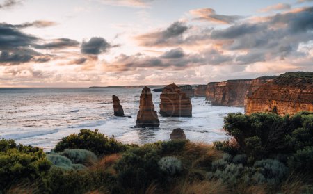 Téléchargez les photos : Superbe vue sur les rochers des douze apôtres le long de la Great Ocean Road en Australie du Sud. - en image libre de droit