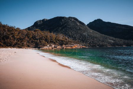 Téléchargez les photos : Lever du soleil Coucher du soleil Vue aérienne de la plage de Wineglass Bay et du mont Amos. Freycinet Park, Tasmanie, Australie. - en image libre de droit