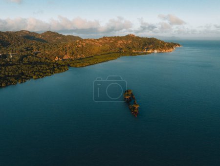 Drohnen-Luftbild des Schiffswracks der S.S. City of Adelaide auf der Cockle Bay Magnetic Island in Townsville, Queensland, Australien. Schöne Meeresfarben bei Sonnenuntergang