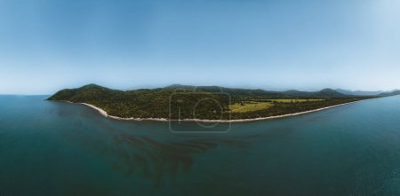 Téléchargez les photos : Radical Bay Beach à Arcadia à Magnetic Island près de Townsville dans le Queensland, Australie - Images aériennes de drones avec des roches, des vagues, des falaises, des océans, des arbres, des côtes, des vues et des paysages - en image libre de droit