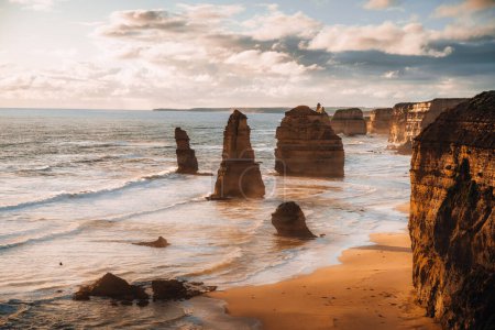 Téléchargez les photos : Superbe vue sur les rochers des douze apôtres le long de la Great Ocean Road en Australie du Sud. - en image libre de droit