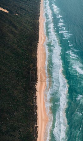 Foto de Vista aérea en alto ángulo de la famosa playa de 75 millas en Fraser Island, Kgari, Queensland, Australia, poco antes del atardecer. - Imagen libre de derechos