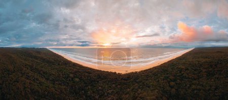Téléchargez les photos : Vue aérienne par drone à grand angle de la célèbre plage de soixante-quinze milles, plage de soixante-quinze milles sur l'île Fraser, Kgari, Queensland, Australie, peu avant le coucher du soleil. - en image libre de droit