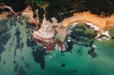 Téléchargez les photos : Vue Aérienne Par Drone de Aslings Beach Rock Pool à Eden, Nouvelle-Galles du Sud, Australie - en image libre de droit