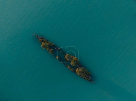 Drohnen-Luftbild des Schiffswracks der S.S. City of Adelaide auf der Cockle Bay Magnetic Island in Townsville, Queensland, Australien. Schöne Meeresfarben bei Sonnenuntergang