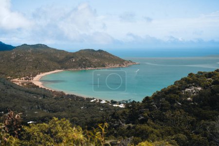 Téléchargez les photos : Radical Bay Beach à Arcadia à Magnetic Island près de Townsville dans le Queensland, Australie - Images aériennes de drones avec des roches, des vagues, des falaises, des océans, des arbres, des côtes, des vues et des paysages - en image libre de droit