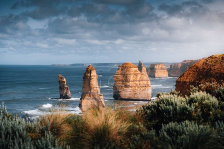 Téléchargez les photos : Grande vue sur les rochers des douze apôtres, 12 apôtres, le long de la Great Ocean Road à Victoria, Australie du Sud - en image libre de droit