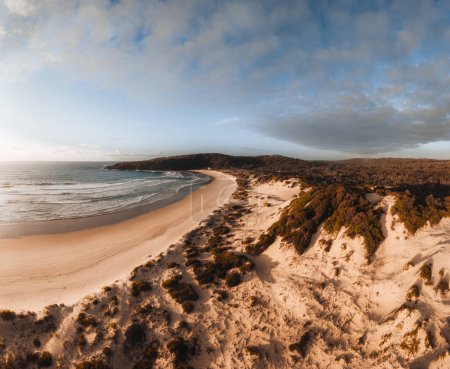 Vue Aérienne Par Drone One Mile Beach Au Lever Du Soleil Coucher De Soleil Avec Des Dunes De Sable. Forster, Grands Lacs, Australie.