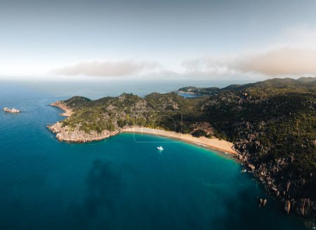 Radical Bay Beach à Arcadia à Magnetic Island près de Townsville dans le Queensland, Australie - Images aériennes de drones avec des roches, des vagues, des falaises, des océans, des arbres, des côtes, des vues et des paysages