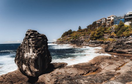 Foto de Paisaje naturaleza del acantilado con el océano en el Parque Nacional Real paseo costero en Sydney NSW Australia - Ruta de la naturaleza de Wattamolla. Viaje al aire libre y actividad de picnic. - Imagen libre de derechos