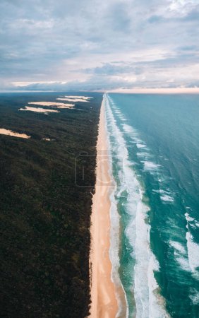 Luftaufnahme des berühmten Seventy Five Mile Beach, 75 Meilen Strand auf Fraser Island, Kgari, Queensland, Australien, kurz vor Sonnenuntergang.