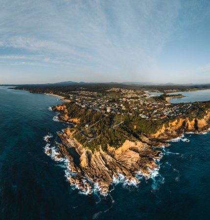 Téléchargez les photos : Vue panoramique aérienne de la mer bleue et du sable blanc à Bermagui dans la Comté d'Eurobadalla sur la côte sud de la NSW, Australie - en image libre de droit