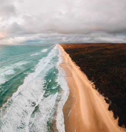 Luftaufnahme des berühmten Seventy Five Mile Beach, 75 Meilen Strand auf Fraser Island, Kgari, Queensland, Australien, kurz vor Sonnenuntergang.